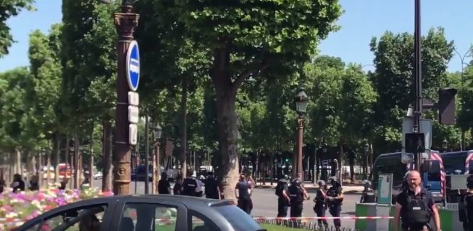 Cảnh sát phong tỏa đại lộ Champs-Élysées sau sự việc - Ảnh chụp màn hình