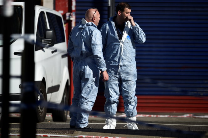 Cảnh sát Anh điều tra tại hiện trường vụ lái xe tông người lúc sáng 19-6 - Ảnh: Reuters