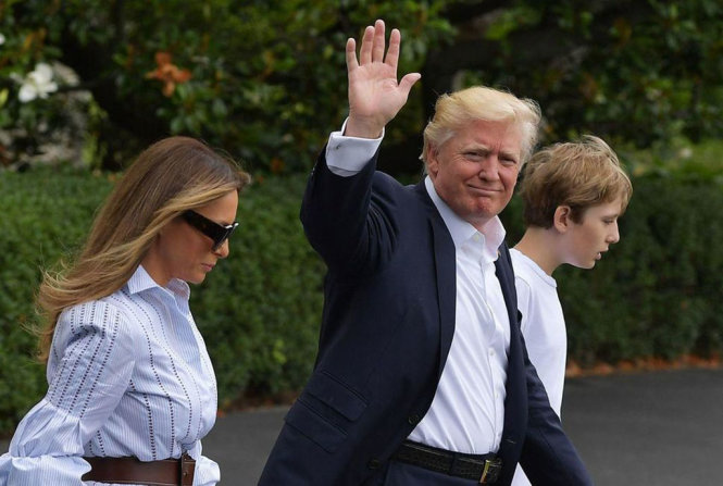 Tổng thống Donald Trump cùng vợ và con trai út Barron tại Nhà Trắng ngày 17-6 - Ảnh: AFP