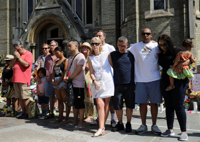 Người dân Anh dành một phút mặc niệm tưởng nhớ các nạn nhân trong vụ hỏa hoạn ở tòa nhà 24 tầng Grenfell tại Bắc Kensington, London, Anh - Ảnh: Reuters