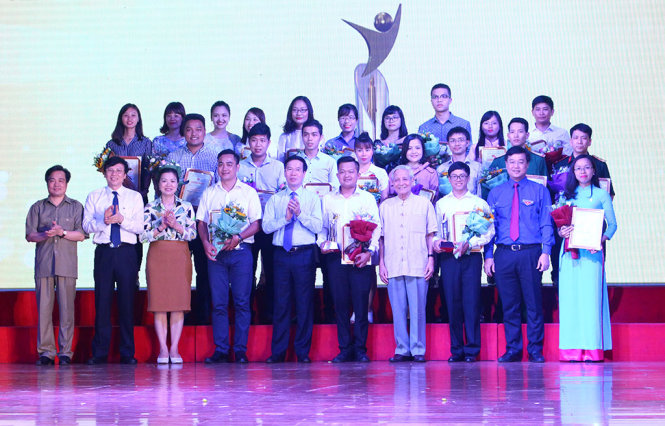 39 tác giả đạt giải tại cuộc thi Giải thưởng báo chí viết về công tác đoàn và phong trào thanh thiếu nhi năm 2017 - Ảnh: HOÀNG LONG