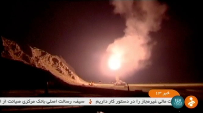 Đài truyền hình quốc gia Iran khoe tên lửa bắn trúng mục tiêu ở Syria ngày 18-6 - Ảnh: Reuters