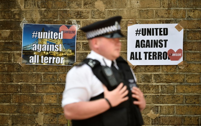 Những áp-phích nhỏ kêu gọi đoàn kết chống lại mọi hành động khủng bố ở gần đền thờ Hồi giáo Finsbury Park - Ảnh: Reuters