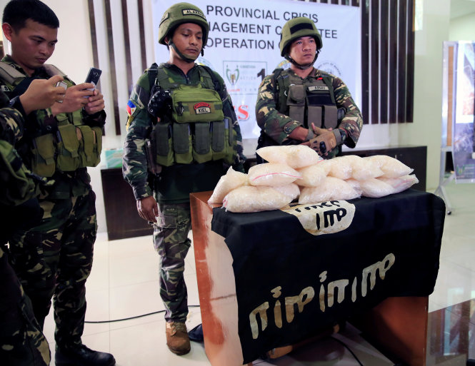 Hàng chục ký ma túy loại nặng Shabu và một lá cờ của IS được thu giữ khi khám xét một vị trí ẩn nấp của khủng bố Maute ở Marawi. Số ma túy này nếu được bán ra có thể đem về cho bọn Maute ít nhất từ 2,5 đến 5 triệu USD - Ảnh: Reuters