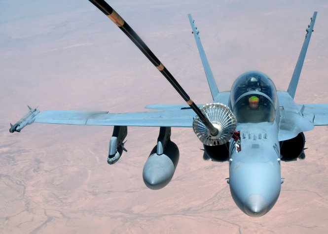 Máy bay Mỹ Super Hornet đang được tiếp xăng trên không - Ảnh: Reuters