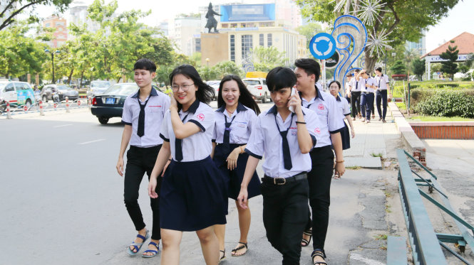 Học sinh trường THCS - THPT Nhân Văn (Q.Tân Phú, TP.HCM) được cho đi thư giãn tại trung tâm TP ngay trước ngày thi THPT Quốc gia năm 2017 chiều 20-6 - Ảnh: Như Hùng