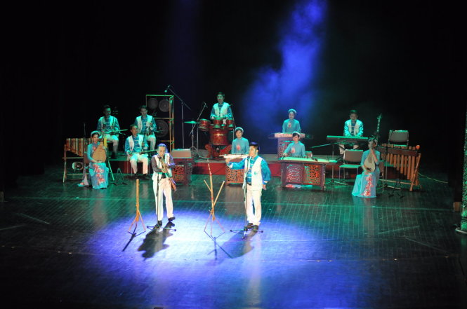 Tiết mục chùm sáo các dân tộc VN được biểu diễn chiều 10-5-2017 tại Nhà hát lớn Hà Nội để phục vụ tour du lịch thử nghiệm tham quan Nhà hát lớn - Ảnh: V.V.TUÂN