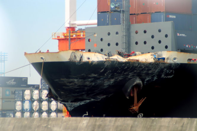 Tàu hàng ACX Crystal, treo cờ hiệu Philippines bị móp trên phần thân gần mũi tàu sau vụ va chạm. Chiếc tàu này hiện đang đậu ở cảng Yokohama của Nhật để phục vụ công tác điều tra - Ảnh: Reuters