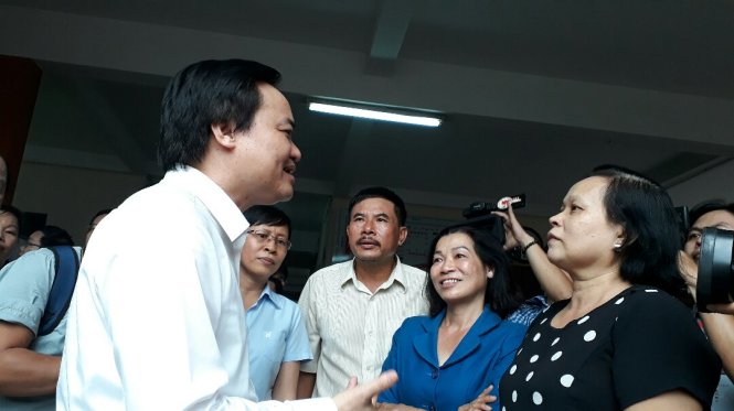 Bộ trưởng Bộ GD-ĐT Phùng Xuân Nhạ hỏi thăm cán bộ coi thi và thí sinh tại trường THPT Nguyễn Hữu Huân (Q.Thủ Đức, TP.HCM) - Ảnh: La My