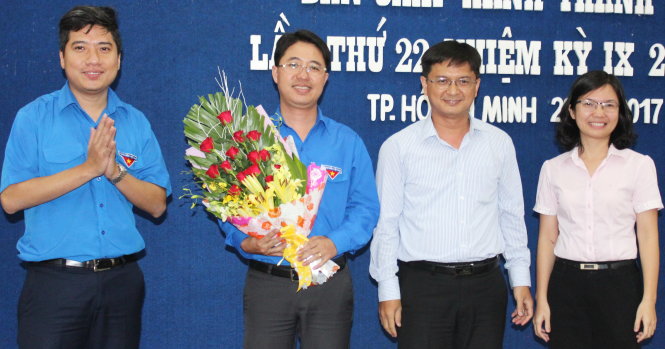 Tân Bí thư Thành đoàn Phạm Hồng Sơn (thứ hai từ trái qua) nhận hoa chúc mừng của thường trực Thành đoàn TP.HCM - Ảnh: Q.L.