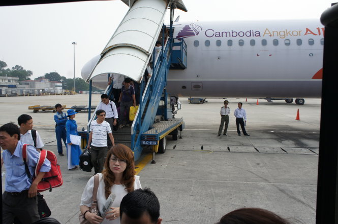 Một chuyến bay khách mua vé của Vietnam Airlines song lên máy bay của Cambodia Angkor Air - Ảnh: T.T.D.