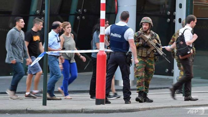 Cảnh sát và binh sĩ Bỉ hướng dẫn công chúng di tản bên ngoài nhà ga Gare Centrale ở Brussels sau khi vụ nổ xảy ra - Ảnh: AFP