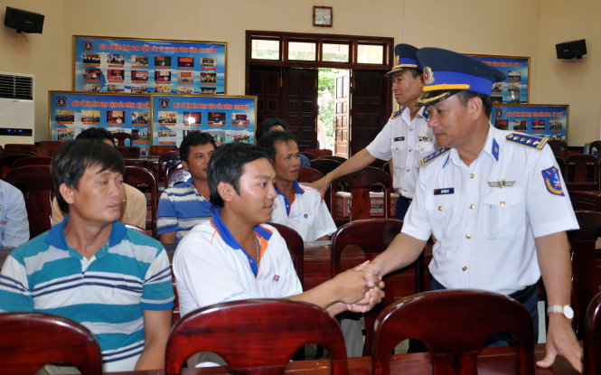 Lãnh đạo Bộ Tư lệnh Vùng Cảnh sát biển 3 hỏi thăm, động viên các ngư dân bị nạn - Ảnh: Đông Hà