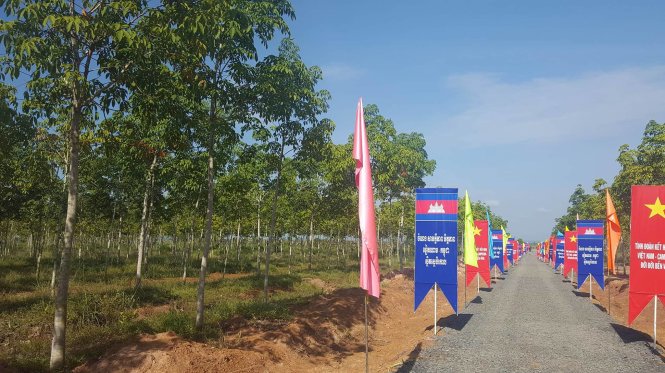 Việt Nam đã đắp một đoạn đường bằng đá dăm dài hơn nửa km để đón Thủ tướng Hun Sen thăm lại hành trình 40 năm - Ảnh: VIỄN SỰ