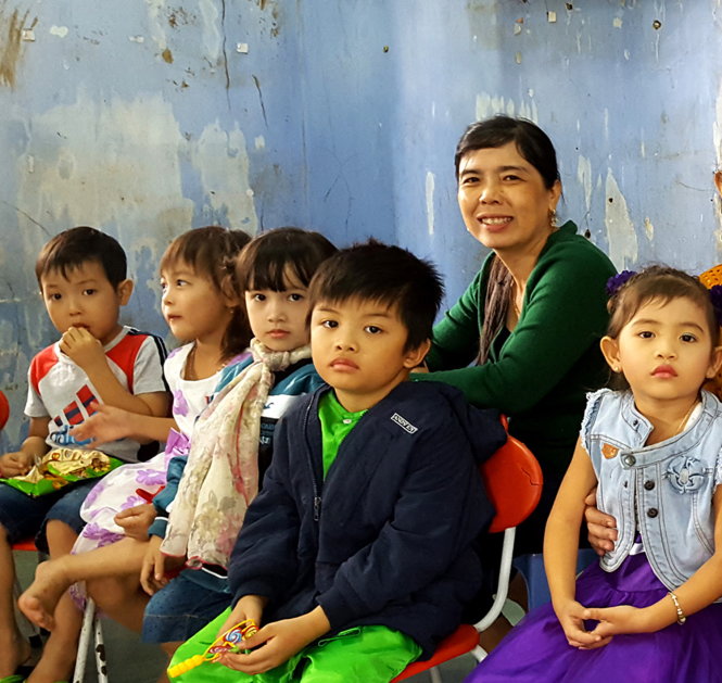 Cô giáo Thái Thị Tuyết Hồng cùng các học sinh nhỏ Trường mẫu giáo An Hiệp - Ảnh: Duy Thanh