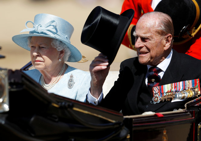 Hoàng tế Philip tháp tùng Nữ hoàng Elizabeth II trong sự kiện ngày 17-6 - Ảnh: Reuters