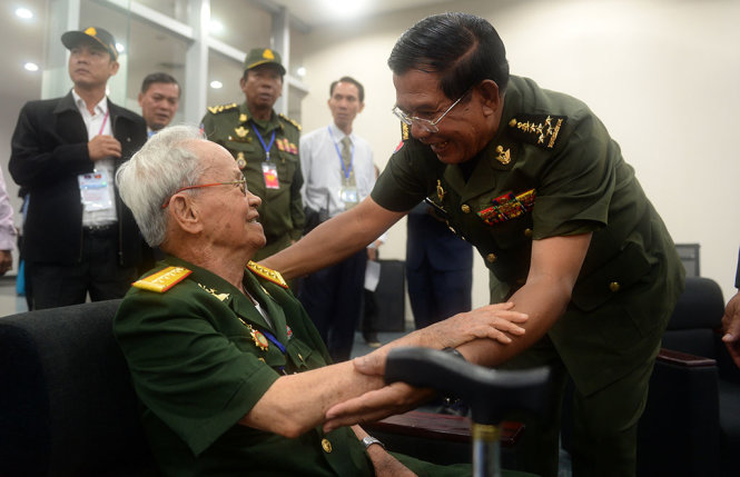 Thủ tướng Hunsen gặp gỡ lại đại tá Nguyễn Thanh Bình nguyên Phó chỉ huy quân sự tỉnh Sông Bé (cũ) - người bạn chiến đấu một thời của ông - Ảnh: THUẬN THẮNG