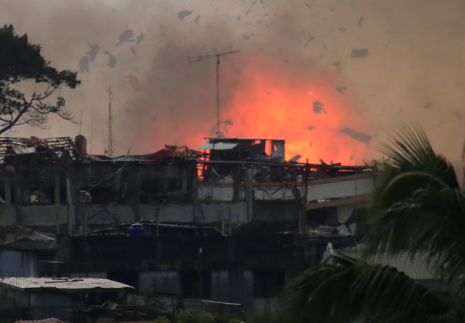Một địa điểm được cho là có phiến quân Maute bị trúng bom của máy bay Philippines ngày 19-6 - Ảnh: Reuters