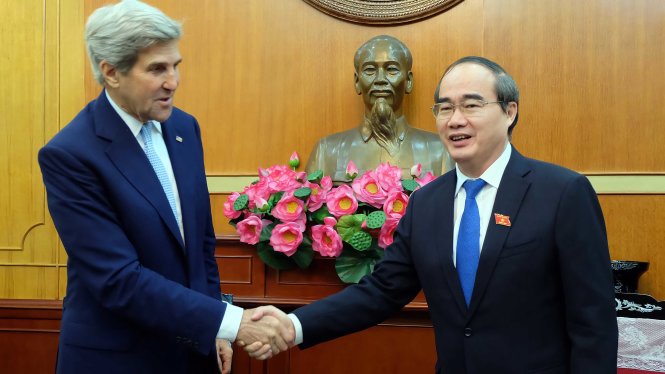 Bí thư Thành uỷ TP.HCM Nguyễn Thiện Nhân chào mừng cựu Ngoại trưởng Hoa Kỳ John Kerry khi ông có chuyến thăm và làm việc tại Việt Nam và TP.HCM -Ảnh: Xuân Long