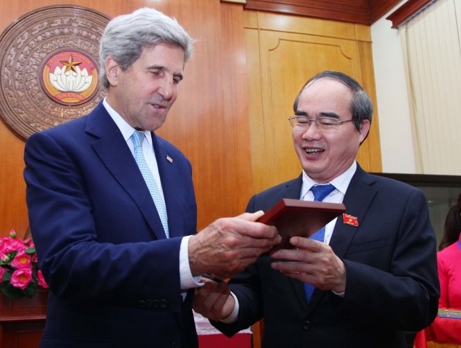 Sau buổi tiếp, Bí thư Thành uỷ TP.HCM Nguyễn Thiện Nhân đã tặng quà lưu niệm tới cựu Ngoại trưởng Hoa Kỳ John Kerry -Ảnh: Xuân Long