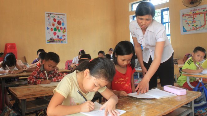 Cô giáo Trịnh Thị Thơ dạy học tại Trường tiểu học Trí Nang, huyện miền núi Lang Chánh (Thanh Hóa) - Ảnh: Hà Đồng.