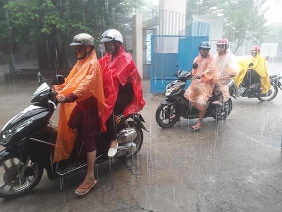 Tại Phú Quốc, cơn mưa kéo dài từ 5h30 đến hơn 6h45 khiến việc đi lại của nhiều thí sinh gặp không ít khó khăn - Ảnh: Hoàng Trung