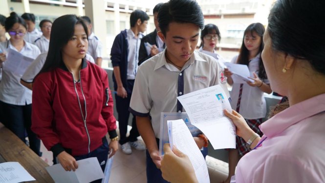 6h50, thí sinh làm thủ tục vào phòng thi tại trường THPT Bùi Thị Xuân (TP.HCM) - Ảnh: Thuận Thắng