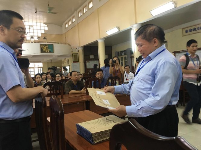 Thứ trưởng Bùi Văn Ga kiểm tra niêm phong trên túi đề thi tại Trường THPT Việt Đức (Hà Nội) - Ảnh: Vĩnh Hà