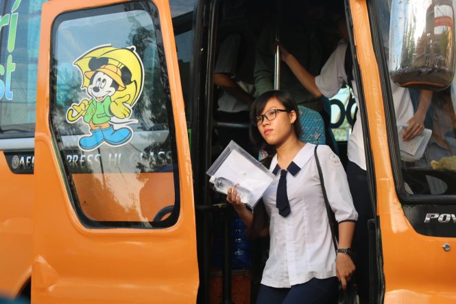 208 thí sinh trường THPT Cần Thạnh đưa đón học sinh đến điểm thi bằng xe buýt được doanh nghiệp hỗ trợ - Ảnh: Tường Hân