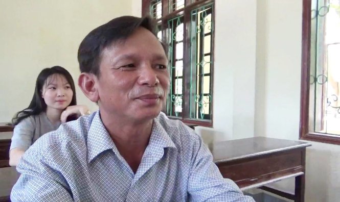 Ông Nguyễn Xuân Hồng, 53 tuổi - thí sinh lớn tuổi nhất ở cụm thi số 28 do Sở GD-ĐT Nghệ An chủ trì - Ảnh: D.Hòa