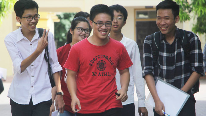Các thí sinh tại điểm thi Trường THPT chuyên Phan Bội Châu thoải mái sau môn thi Ngữ văn sáng 22-6 - Ảnh: DOÃN HÒA