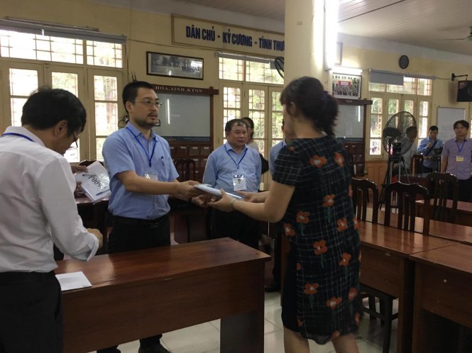 Thứ trưởng Bùi Văn Ga chứng kiến giao gói đề thi cho giám thị tại trường THPT Việt Đức (Hà Nội) - Ảnh: Vĩnh Hà