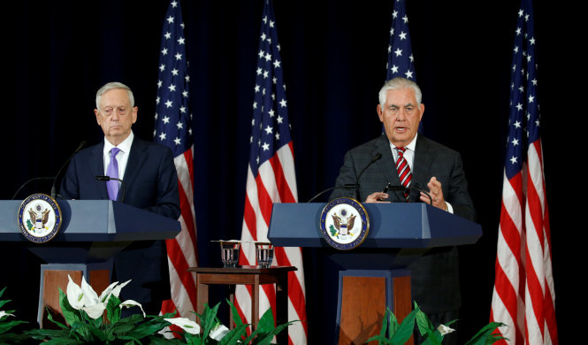 Ngoại trưởng Mỹ Rex Tillerson (phải) và bộ trưởng quốc phòng James Mattis tại cuộc họp báo ngày 21-6 - Ảnh: Reuters