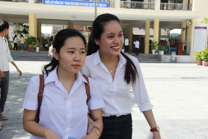 Thí sinh Đà Nẵng rời khỏi trường thi trong tâm thế phấn chấn - Ảnh: TRƯỜNG TRUNG