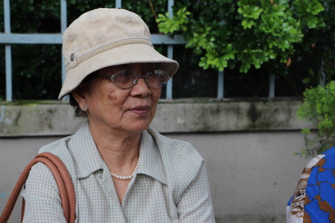 Bà Nguyễn Thị Lan, 79 tuổi, dậy từ 5H sáng đưa cháu đi thi - Ảnh: THU TRANG