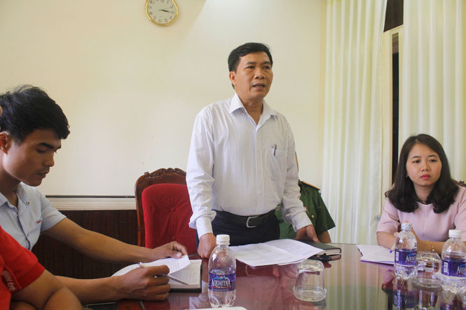 Phó chủ tịch UBND TP Hội An Nguyễn Văn Sơn thông tin về vụ việc cán bộ đánh người bán chè  - Ảnh: THANH BA