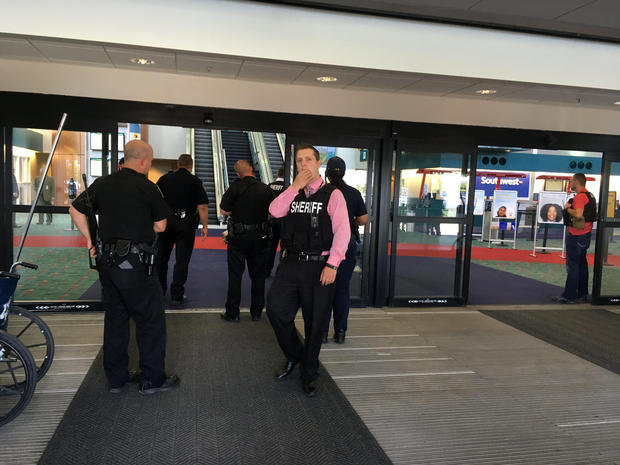 Các cảnh sát tập trung tại sân bay Bishop sau vụ tấn công - Ảnh: CBS