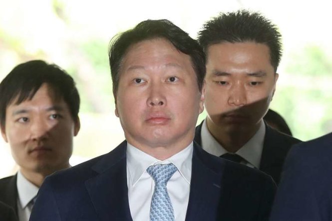 Chủ tịch tập đoàn SK Chey Tae Won ra tòa làm chứng ngày 22-6 tại Seoul - Ảnh: AFP