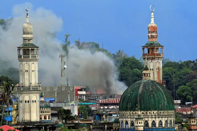Khói lửa vẫn còn ở thành phố Marawi trên đảo Mindanao vào sáng 22-6 - Ảnh: Reuters
