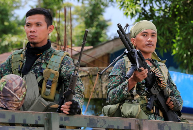 Binh sĩ quân đội Philippines chuẩn bị tham chiến ở thành phố Marawi ngày 21-6 - Ảnh: Reuters