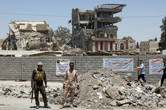 Lực lượng an ninh Iraq đứng canh giữ nơi từng là trường Đại học Mosul ở phía đông thành phố trong ngày 21-6 - Ảnh: Reuters