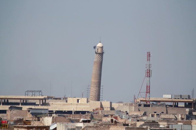 Tháp al-Hadba có treo cờ đen của IS trong ảnh chụp hồi tháng 3-2017 - Ảnh: Reuters
