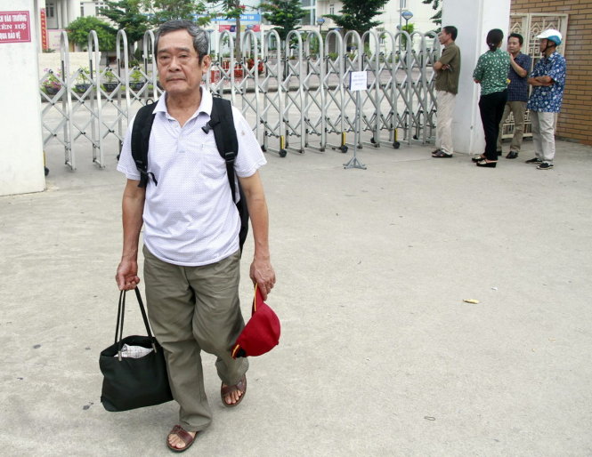 Ông Nguyễn Đức Cung 70 tuổi, nhà tại phường Vàng Danh, TP Uông Bí, Quảng Ninh, đưa cháu đi thi - Ảnh: Đức Hiếu