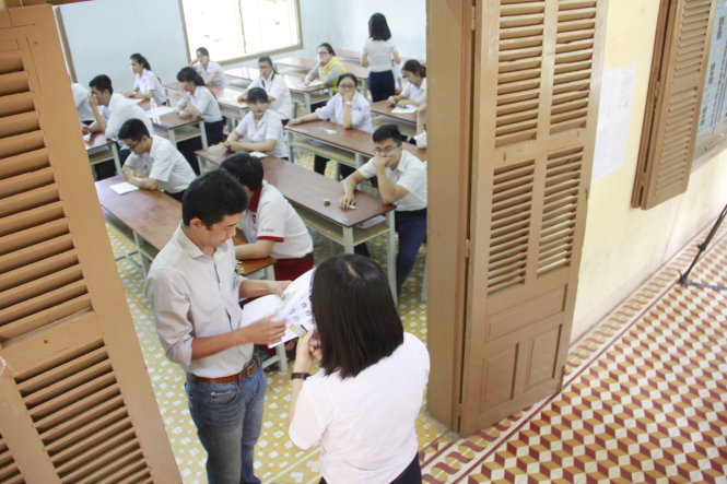 Thí sinh làm thủ tục vào phòng thi ở Khánh Hòa - Ảnh: Thanh Trúc