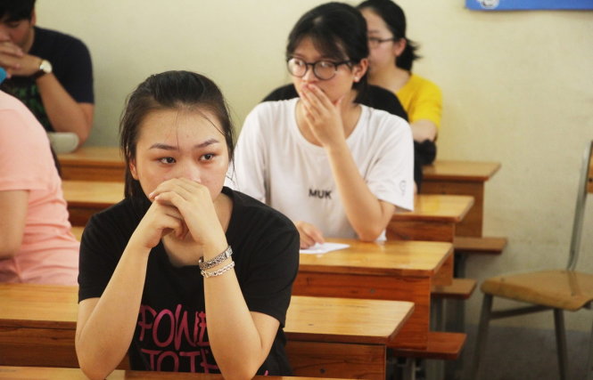 Một nữ sinh lo lắng trước giờ làm bài thi môn Toán tại điểm thi Trường THPT chuyên Phan Bội Châu, TP Vinh - Ảnh: Doãn Hòa