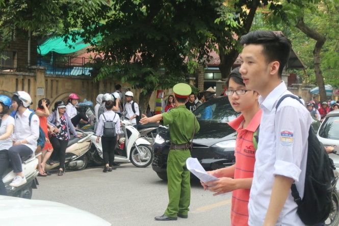 CSTT điều tiết giao thông tại khu vực trước cổng trường THPT Chu Văn An, Hà Nội