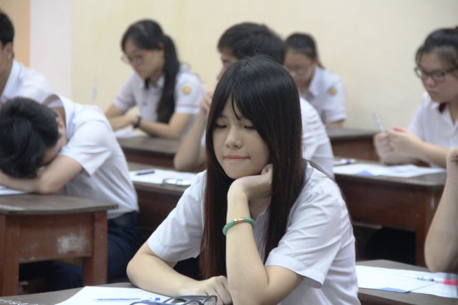 Một thí sinh với nét mặt khá căng thẳng bên trong phòng thi tại hội đồng thi Trường THPT chuyên Quốc Học (Huế) -
 Ảnh: MINH AN