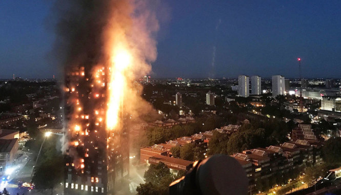 Tháp Grenfell cháy ngày 14-6 - Ảnh: Sky News