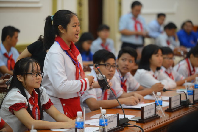 Bạn Tuyết Anh (Q.5) phát biểu tại kỳ họp lần 1 Hội đồng trẻ em TP.HCM sáng 22-6 - Ảnh: QUANG ĐỊNH