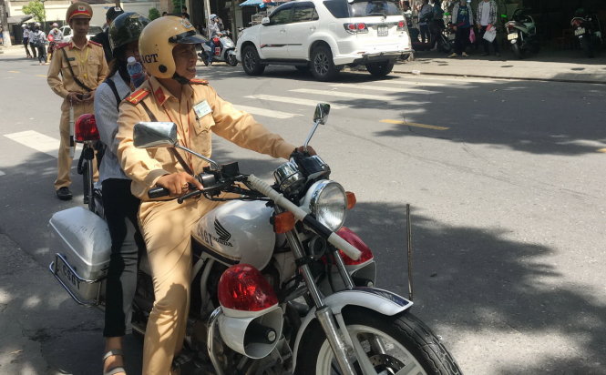 CSGT Đà Nẵng chở thí sinh về bằng xe mô tô chuyên dụng - Ảnh: B.Q.
